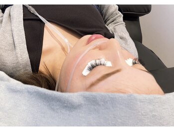 オリジン(origin)/施術シーン（水素吸入まつエク）