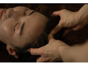 アリビオ(Alivio)の写真/酵素浴入酵中に温まりながらのヘッドスパで相乗効果◎頭痛、肩こり、首こりをほぐし軽やかな体へ導きます♪