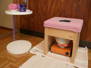 プライベートサロン 青い月/よもぎ蒸し椅子(無垢のヒノキ)