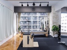 グラスルーツ 靭公園(Grass-Roots)の雰囲気（窓の大きなスタジオで、完全個別のピラティスを提供いたします）