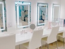 白を基調とした清潔感のある店内です♪