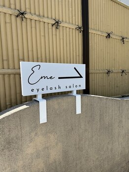 エメ(eme)/COLLETの裏に入口があります