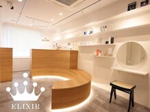 エリキシル(ELIXIR)の雰囲気（店内へ入ってすぐの受付です。お客様を笑顔でお出迎え致します。）