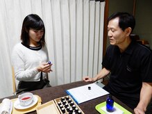 癒しのサロンの雰囲気(お客様のお話をしっかりお聞きして、施術内容や精油を決めます。)