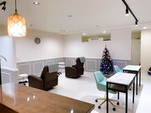 座り心地の良いチェア席とゆったりくつろげるソファ席を完備