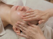 肌育ボンバーフェイシャルでツヤツヤ肌へ。小顔効果も◎