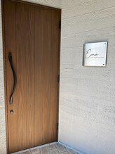 エメ(eme)/入口はこちらの扉です