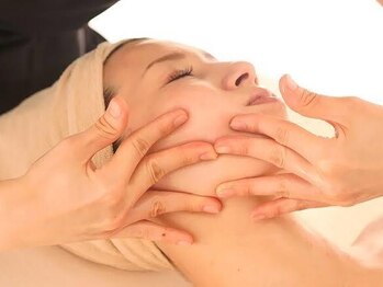 ラポールの写真/オールハンドで骨格の歪みからお肌のメンテナンス♪【骨盤小顔調整+フェイシャル＋デコルテ¥9900】