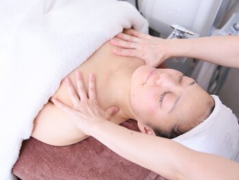 メナードフェイシャルサロン メニアングル/デコルテマッサージ