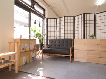 加納指圧治療院/明るく清潔感ある待合