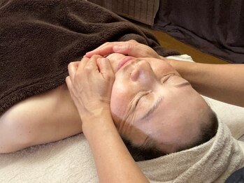 フェリーチェ(FELICE)の写真/むくみ顔、重たいフェイスラインを引き上げ目もぱっちり!輪郭スッキリ小顔へ♪若見え実感小顔コルギ♪