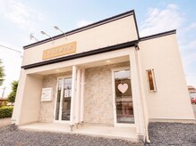 メゾンドエス(Maison de S)の雰囲気(【 店舗外観 】ハートが目印です。)