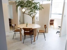 自然光で明るい店内でゆったりとした時間をお過ごし頂けます