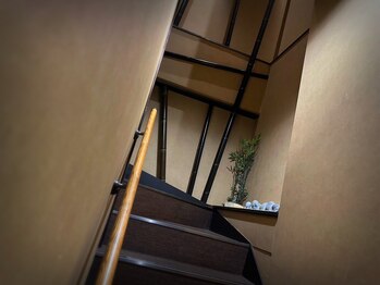 もみ処らく屋 高円寺店/【店内】２階のお部屋にご案内
