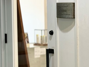 メイクアップラニ(MAKE UP LANI)/左手側の透明扉へお進みください