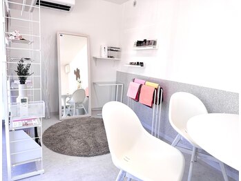 シロイロ(shiroiro)/自然光が当たる明るいサロン