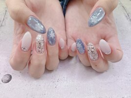 キラキラ雪の結晶ネイル