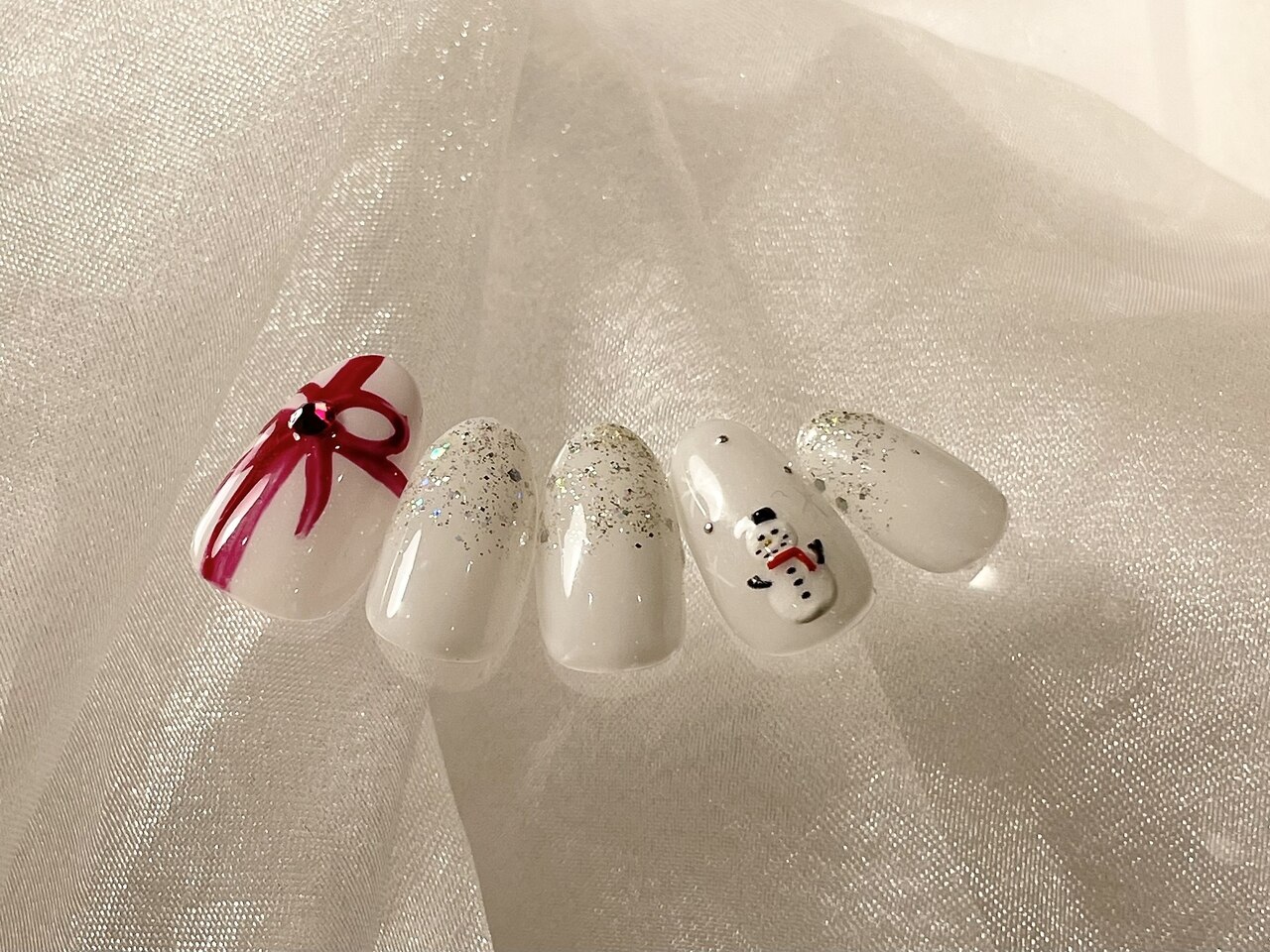 2025年-2026年冬トレンド】シルバー ハンド クリスマスのネイル