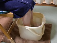癒しのサロンの雰囲気(施術前の香り漂う足湯は、身体が温まり、緊張がほぐれますよ。)