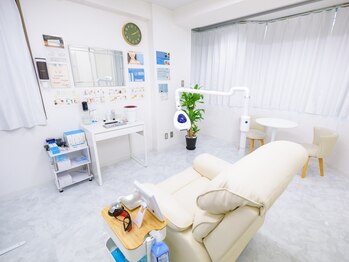 歯のホワイトニングサロン　HARU越谷レイクタウン/白を基調としたリラックス空間