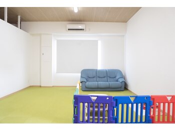 松山ひがし接骨院の写真/お子様連れOKで安心！キッズスペースあり、施術中も目が届く癒やしの空間へ☆