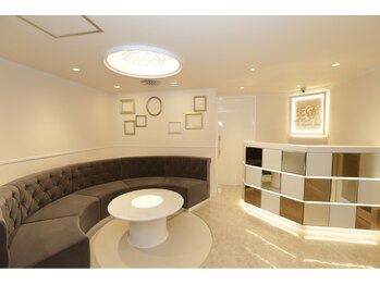 サロンイーエフ 金山店(salon EF)/サロン入ってすぐの受付風景