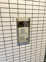 ウアラ(uala)/左側にインターホンがございます