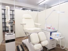 レフス 北参道店(REFUSS)の雰囲気（本格的な機械とリクライニングチェアでくつろぎながらのケア☆）
