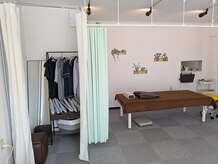 コツコツ整体の雰囲気（左が更衣スペースで、右のベッドで施術です。）