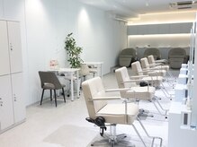 ノラネイル ウメダ(NORA nail UMEDA)の雰囲気（白を基調にした綺麗な店内♪）