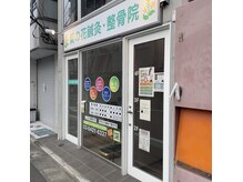 サロン外観です。インターホンは入口(右側)にてご確認下さい