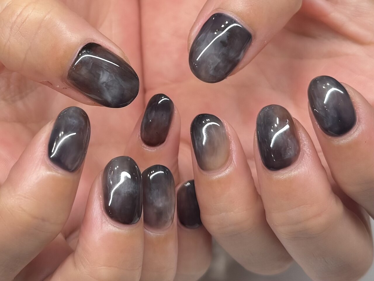 2025年-2026年冬トレンド】ニュアンス ブラック ハンドのネイル