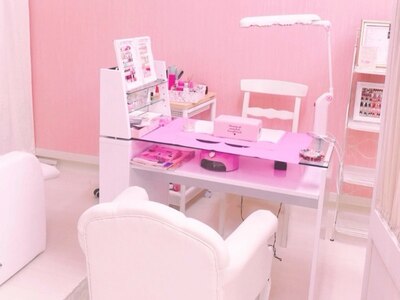 ネイルブース:ピンクの可愛い空間で気分も上がります☆