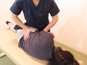 宮の沢整体院 縁/骨盤矯正の様子