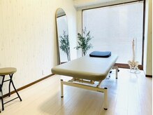 ゆったりとした広めの電動昇降ベッドを使用しています。