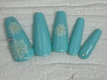 ハニービービー(Honey Bee Bee)/水色お花ネイル