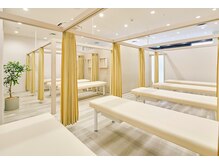リコア鍼灸 接骨院 阪急西宮ガーデンズ(ReCORE鍼灸 接骨院)の雰囲気（きれいでおしゃれな店内で毎日の疲れをしっかり癒します♪）