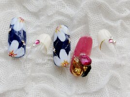 キュートなフラワーネイル