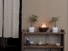 オクルミ 茅場町(Okurumi)の雰囲気（セルフケアグッズや身体に関する書籍などを多数展示。）