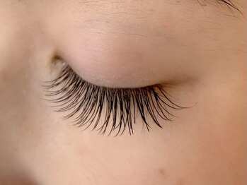 ワンネス(One’Ness)の写真/フラットラッシュでナチュラルでも印象的なお目元に♪軽い付け心地が人気◎朝のメイク時間も時短に☆