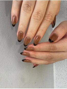 ロミー(Rommy)/ブラウンフレンチネイル