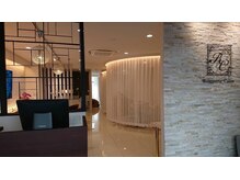 ロマンティックカラー(Romantic color)の雰囲気（広々としたエントランス街中大人サロン）
