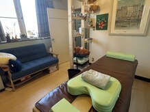 幹 和光市/施術台とソファ