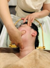 ヘッドスパとフェイシャル同時に施術。