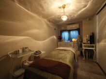 温かみのある柔らかい雰囲気のお部屋、プライベートサロンです。