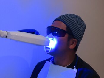 スパイリーア(Spiraea)/ホワイトニング照射の様子