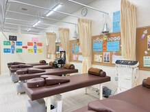 骨盤スタイル鍼灸整骨院 コープさっぽろにしの院の雰囲気（広々とした施術スペースです。産後ケアや身体のゆがみ改善特化！）