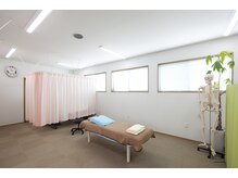あい鍼灸整骨院の雰囲気（キレイで広々とした店内♪緑も置いてあります。コロナ対策も◎）