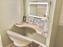 サラリ ビューティー ラウンジ(Sarari BEAUTY LOUNGE)の雰囲気（施術後のお化粧直しも出来るので予定の前でも通える便利さ♪）