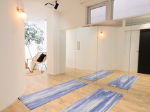 ビーミー(be me.)の雰囲気(陽射しのたっぷり入るヨガルームでリフレッシュ!)